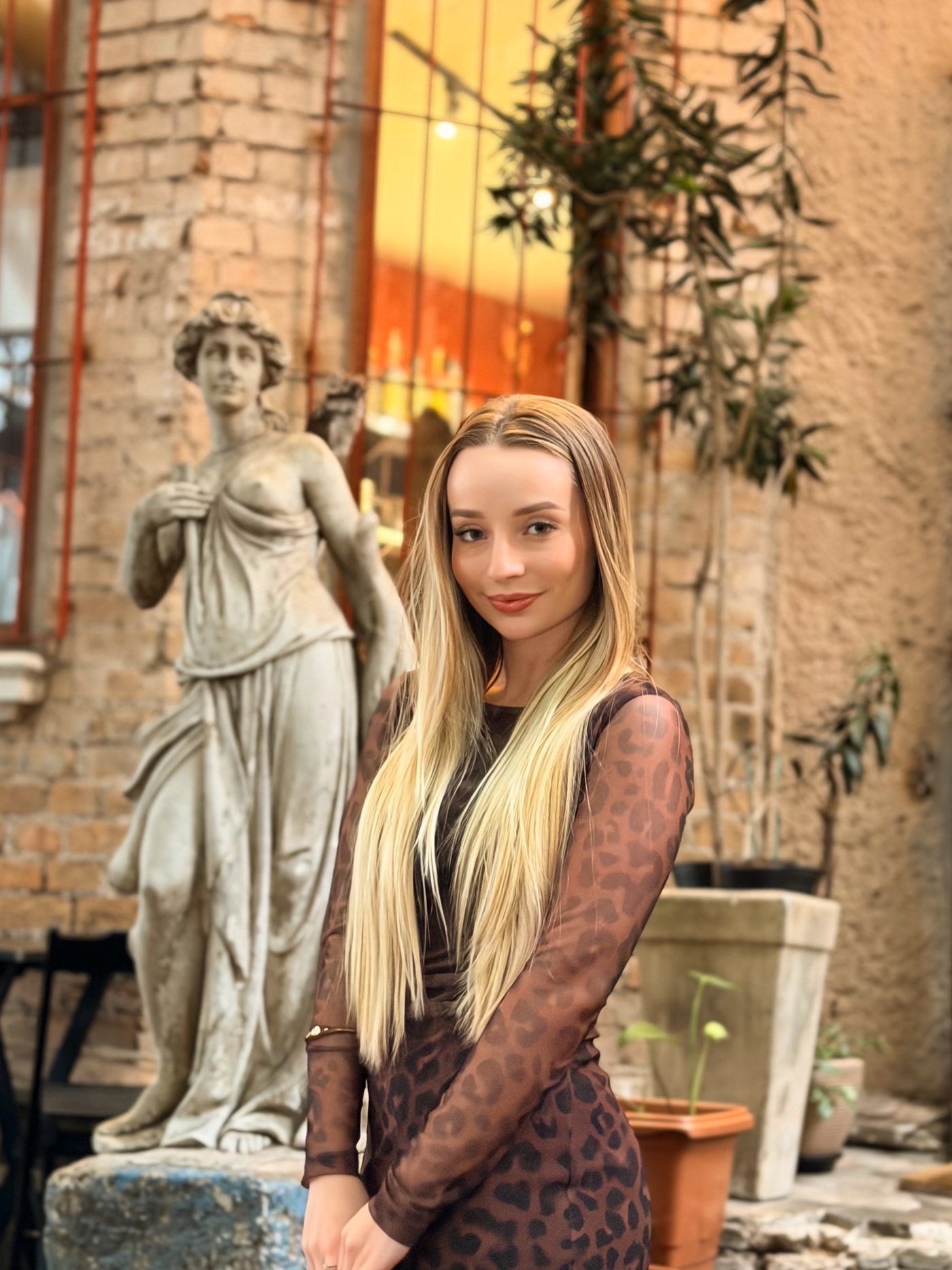 Isabel no pátio da Paparico Taqueria