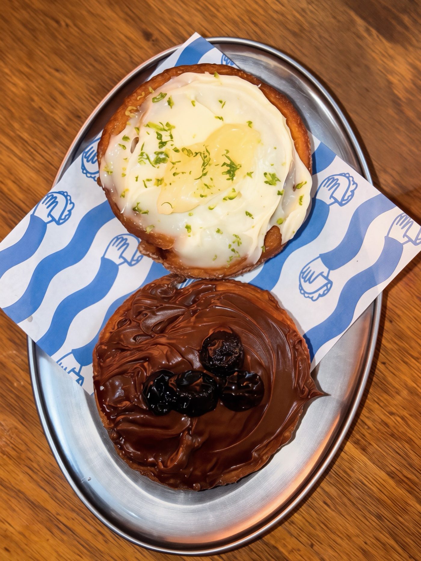 Dois pratos vistos de cima, doce de leite e chocolate